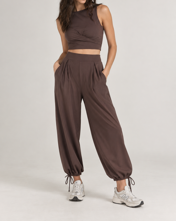 PANTALÓN AMPLIO CON RECOGIDO EN BOTA